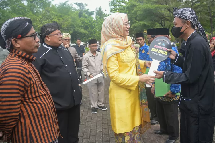 Bupati Purwakarta Anne Ratna Mustika serahkan bantuan pada momen Hardiknas 2023. (Diskominfo Purwakarta)