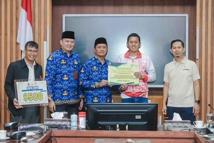 Pemkot Bandung memberikan uang saku kepada atlet Kota Bandung yang akan berlaga pada SEA Games 2023 Kamboja dan Special Olympic World Summer Games (Gorajuara/Diskominfo Kota Bandung)
