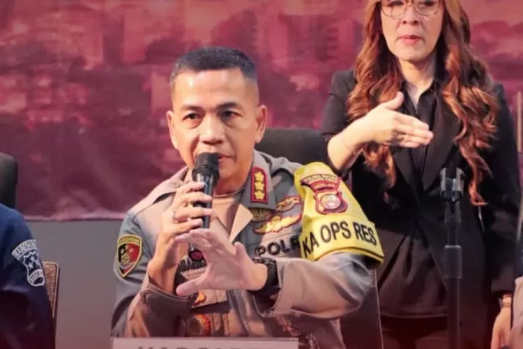 Rekaman CCTV AKBP Buddy berjalan sendiri sebelum tertabrak kereta api (Instagram @polresmetrojaktim)