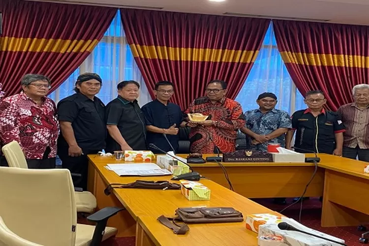 Ketua DPRD Sumut Drs Baskami Ginting menerima cendera mata dari perwakilan tokoh lintas etnis (Realitasonline/ist)