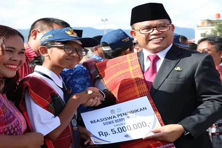 Pemkab Toba serahkan bantuan bea siswa berprestasi di Toba (Realitasonline/MS)