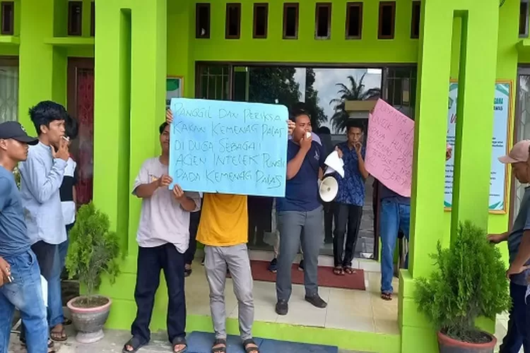 Mahasiswa mengatasnamakan Kopra Sumut Demo di Kantor Kemenag Palas (Realitasonline.id/Sofyan Siregar)