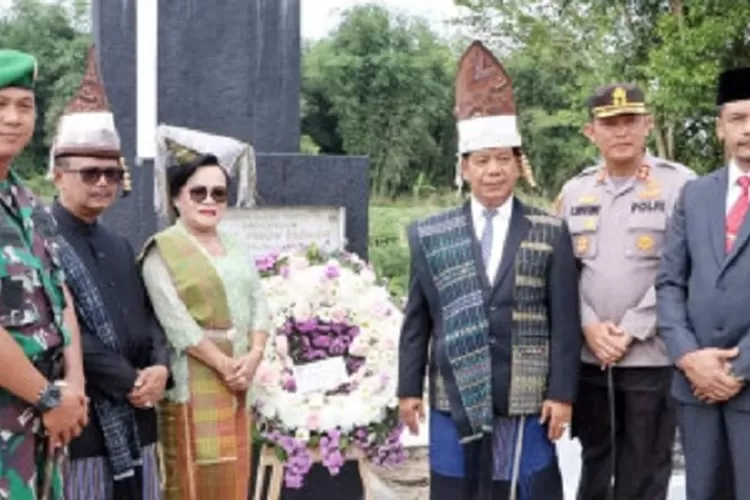 Bupati Simalungun ziarah ke Makam Guru Jason Saragih pada peringatan Hardiknas. (Realitasonline/SS)