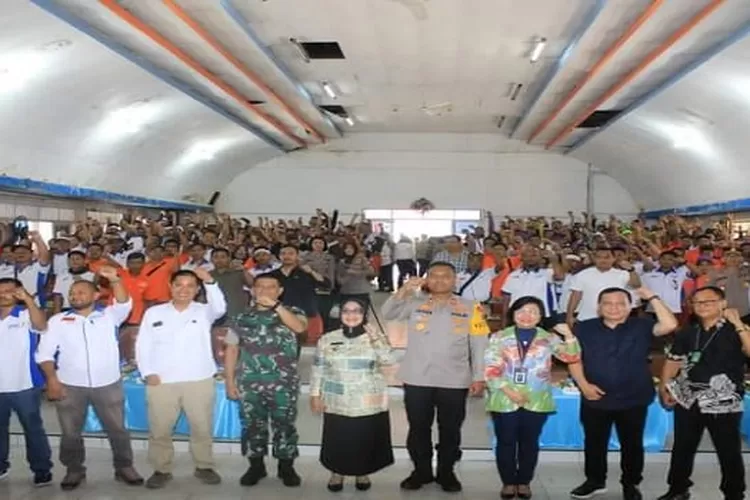 Bersama Wakil Bupati Labuhan pada peringatan May Day  sekaligus silaturahami (Realitasonline/RS)