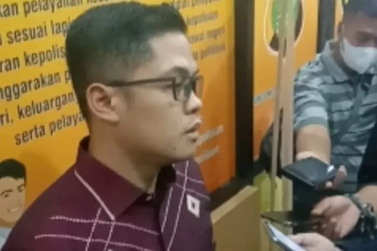 Polisi mengungkap kronologi peristiwa Kasat Narkoba Polres Metro Jakarta Timur, AKBP Buddy Alfrits Towoliu yang meninggal dunia tertabrak kereta api (buser-bhayangkara74.com)