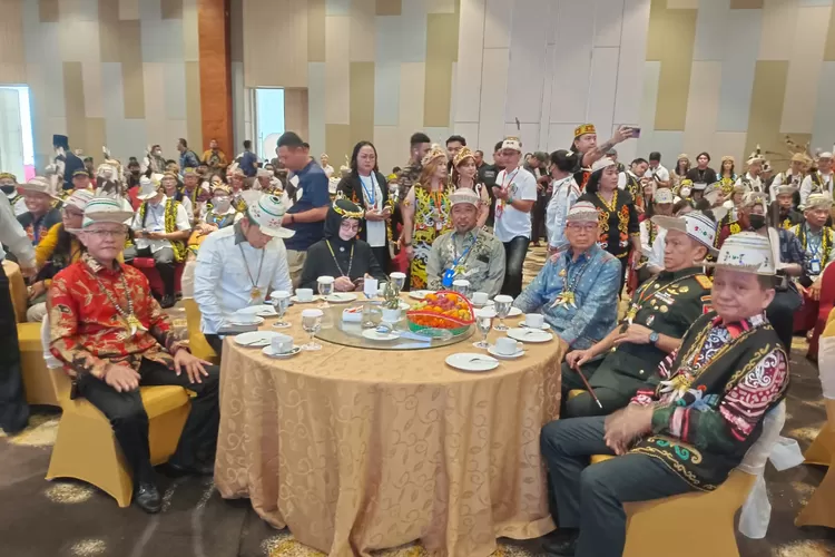 DPRD Kaltim bersama Keluarga Besar Dayak Kenyah. (DPRD Kaltim)