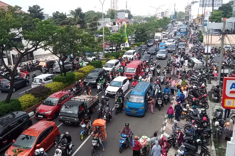 MACET : Penampakan Jalan Margonda Raya, Kecamatan Pancoranmas yang mengalami kemacetan saat Puncak Acara HUT ke 24 Kota Depok di Balaikota Depok, Selasa (2/5).  (GERARD SOEHARLY/RADAR DEPOK)