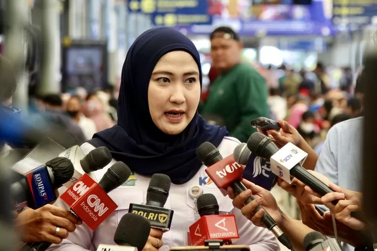 Kepala Humas KAI Daop 1 Jakarta Eva Chairunisa ketika memberikan keterangan kepada rekan-rekan media - Foto: Henry Lukmanul Hakim 