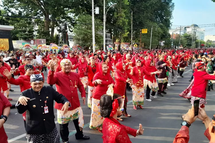 Wali Kota Semarang Hevearita Gunaryanti Rahayu sedang melakukan joget Semarangan dalam rangka HUT Kota Semarang ke-476. Dalam acara ini Ita luncurkan berbagai program.  (Ayosemarang.com/ Audrian Firhannusa)