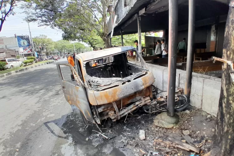 Mobil pick up yang terbakar di Jalan Soekarno-Hatta. Kebakaran dipicu percikan api. (Ayosemarang.com/ Audrian Firhannusa)