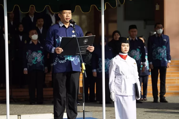 USM memberi penghargaan kepada UKM berprestasi pada peringatan Hari Pendidikan Nasional atau Hardiknas 2023.