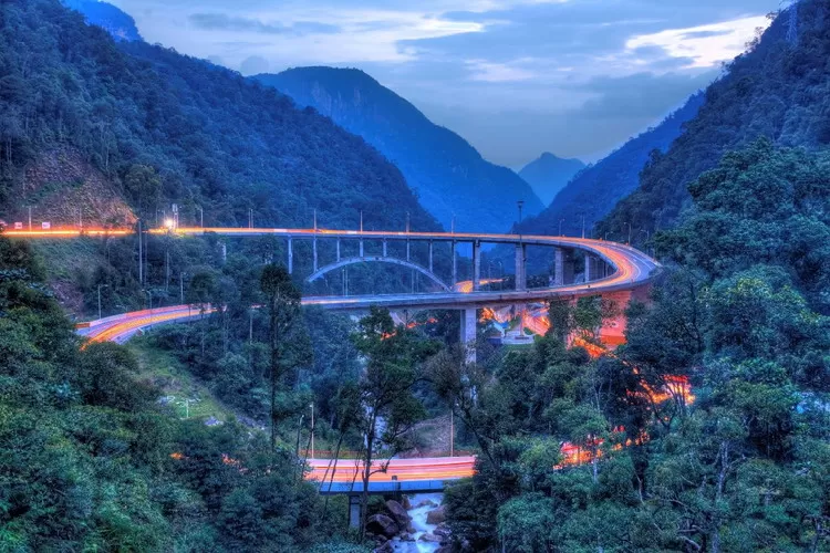 Jembatan Kelok Sembilan, Payakumbuh, Sumatra Barat yang dibangun menggunakan produk dari SIG.