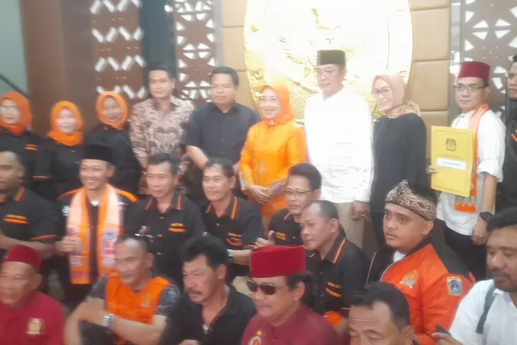 anggota DPD RI Sylviana Murni fose bersama para rekawan fose bersama usai pendaftaran  di KPU DKI Jakarta,Rabu (3/5/2023)