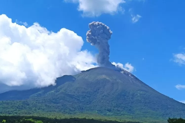 Gunung Ile Lewotolok, Kabupaten Lembata, NTT alami erupsi. (Dok. detik.com)