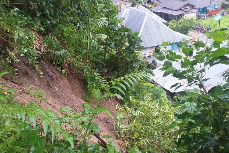 Salah seorang warga Kabupaten Agam tewas tertimpa tanah longsor di dalam rumahnya (dok. Humas Polresta Bukittinggi)