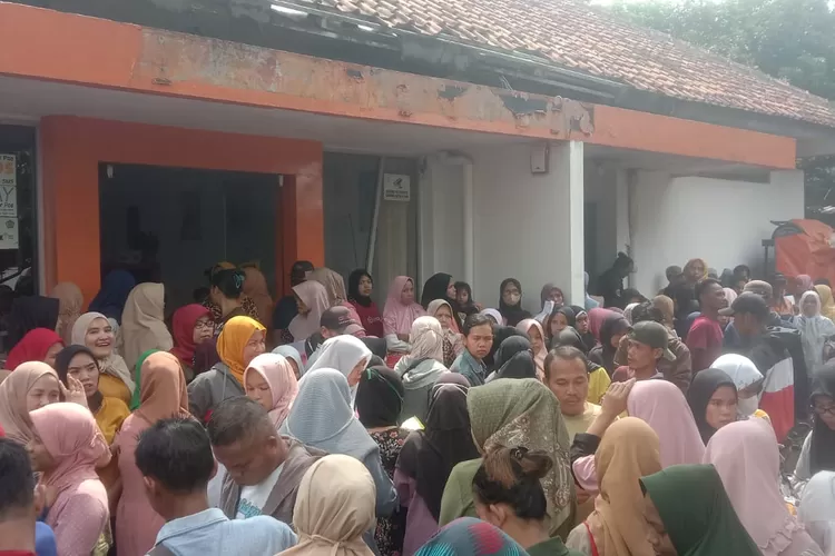 Warga dari berbagai desa di Kecamatan Ciampea, Kabupaten Bogor berdesakan di Kantor Pos Cibadak, Rabu (3/5/2023).