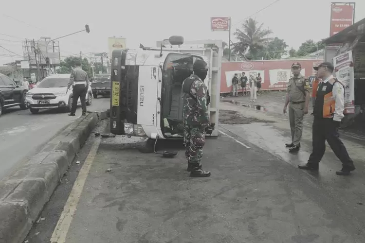 Truk bermuatan gas terguling usai menabrak pembatas jalan di Kampung Gardu, Desa Parakanjaya, Kecamatan Kemang, Kabupaten Bogor, Rabu (3/5/2023). (Foto: Jainal/Radar Bogor)