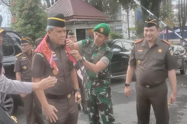 Kajatisu Idianto  beri penghormatan sehelai kain adat Karo. (Realitasonline/jp)