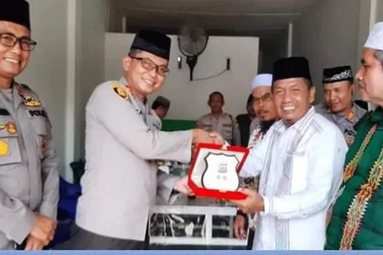 Kapolres labusel berikan cenderamata kepada Ketua MUI Labusel (Realitasonline/RS)