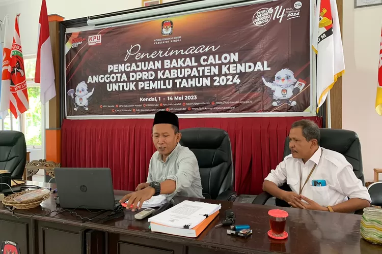 Petugas KPU menunggu parpol mengajukan pendaftaran bacaleg di Kantor KPU Kendal.  (Edi Prayitno/ kontributor Kendal)