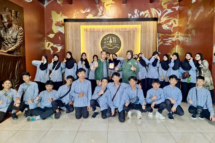 Siswa SMP Prima Cendekia Islami didampingi Kepala Sekolah Beny Saputro ketika berada di Museum Akademi Militer Magelang - Foto: Humas Prima Cendekia Islami 