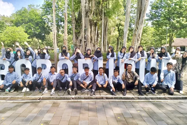 Siswa SMP Prima Cendekia Islami ketika berada di Candi Borobudur