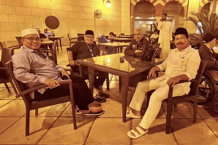 Sekretaris Umum Pimpinan Pusat Persatuan Islam (Persis), Dr. Haris Muslim Lc., Bendahara Umum H. Andi Sugandi, Sekretaris Majelis Penasehat Persis Prof. Dr. Dadan Wildan, M. Hum dan Pembibing umroh Ustaz Jejen Jaenudin  - Foto: Dok Pribadi