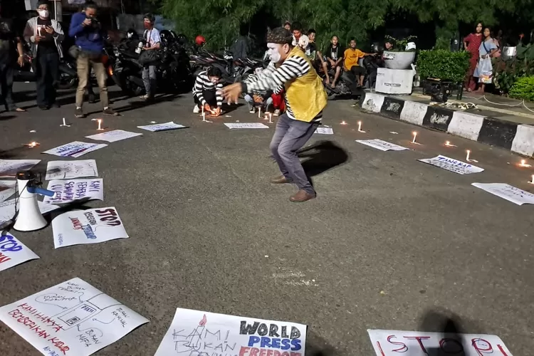 Hari Kebebasan Pers Internasional Rabu (3/5/2023) diperingati wartawan     di Palembang dengan menggelar  penyalaan lilin, pantomin, dan pernyataan sikap di Simpang Lima DPRD Sumsel.   (anang)