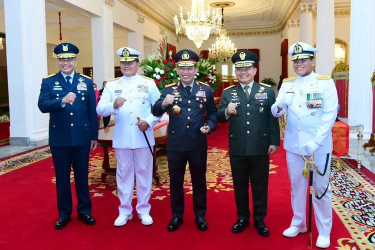 Kapolri Jenderal TNI Listyo Sigit Prabowo (tengah) berfoto bersama dengan Panglima TNI Laksamana Yudo Margono dan para Kepala Staf TNI  (istimewa )