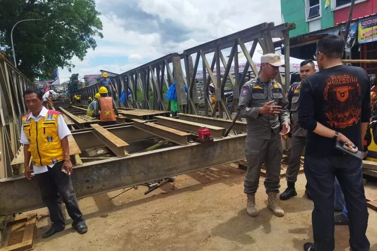 Proyek Jembatan Cikereteg pasca bencana longsor.