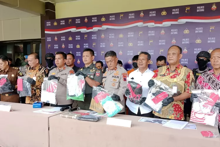 Kapolres Batang dan jajaran Forkopimda mengangkat barang bukti lima kasus tindak pidana pencabulan. (Foto: Muslihun kontributor Batang)