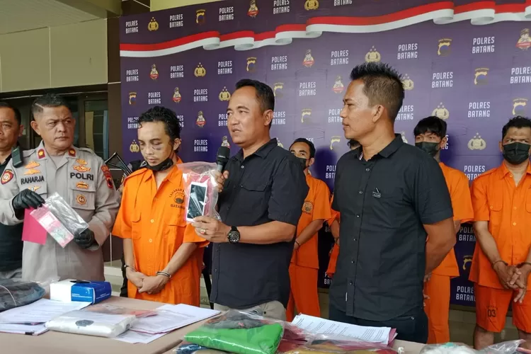 Wakapolres Batang Kompol Raharja bersama Kasat Reskrim AKP Andi Fajar mengangkat barang bukti saat konfrensi pers yang digelar pada Kamis 4 Mei 2023. (Foto: Muslihun kontributor Batang.)