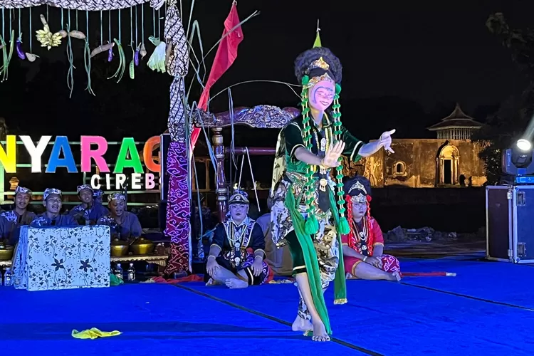 Pagelaran Tari Topeng di Gua Sunyaragi Cirebon