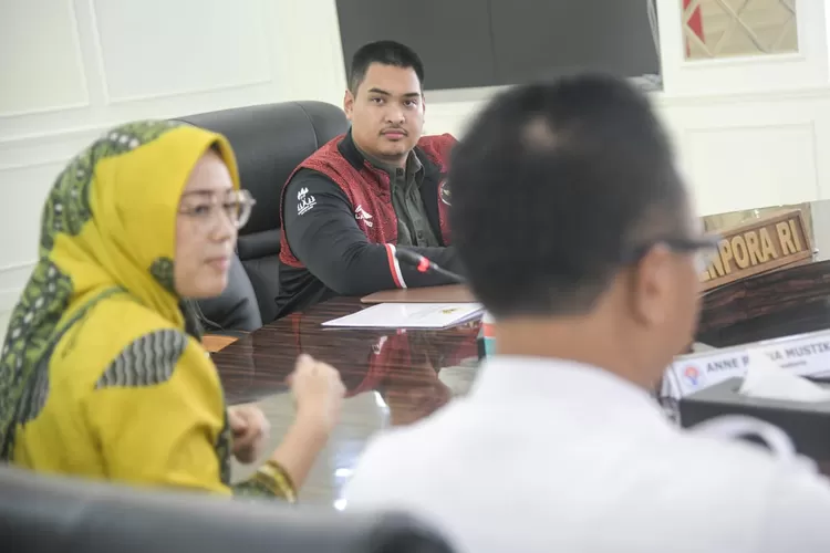 Bupati Purwakarta Anne Ratna Mustika bertemu Menpora Dito Ariotedjo bahas olahraga nasional dan daerah. (Diskominfo Purwakarta)