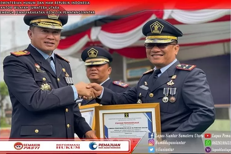 Kalapas Siantar M Phitra Jaya Saragih terima penghargaan terbaik 2 di acara HUT ke-59 HBP (Realitasonline/Sya'ban Sinaga)