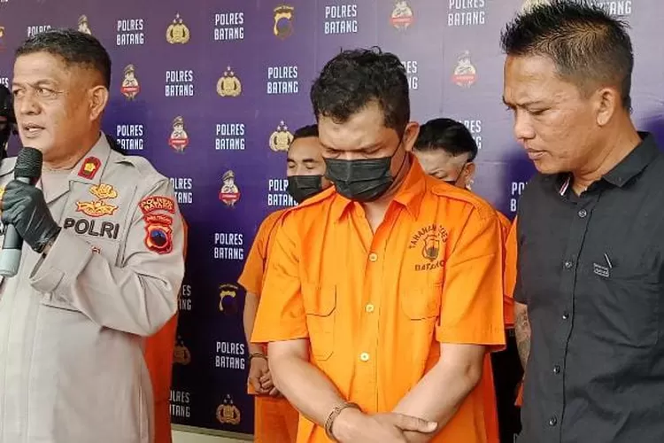 Wakapolres Batang Kompol Raharja dalam konferensi pers di halaman kantor Mapolres setempat, Kamis 4 April 2023. Foto: Muslihun kontributor Batang.