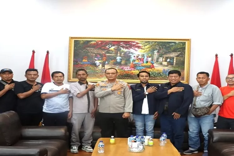 Kapolres Asahan AKBP Rocky Hasuhunan Marpaung bersama pengurus PWI Asahan saat bersilaturahmi (Realitasonline/ist)