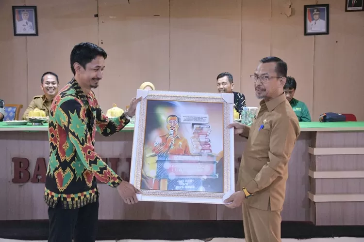 2 Tahun Bangun Tim Kerja yang Solid, Alauddin Dapat Kenang-kenangan Gambar Karikatur (Dok. Humas Kominfo)