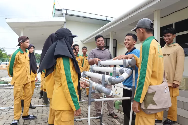 PRAKTEK LANGSUNG : Kegiatan yang dilaksanakan selama 3 hari berturut-turut ini diikuti oleh seluruh peserta didik kelas XII yang berjumlah sebanyak 60 orang.