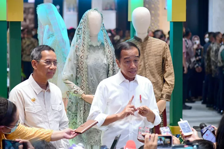 Presiden Jokowi dalam keterangannya kepada awak media di pusat perbelanjaan Sarinah, Jakarta, pada Kamis, 4 Mei 2023. (ayopontianak.com/Muchlis Jr - Biro Pers Sekretariat Presiden)