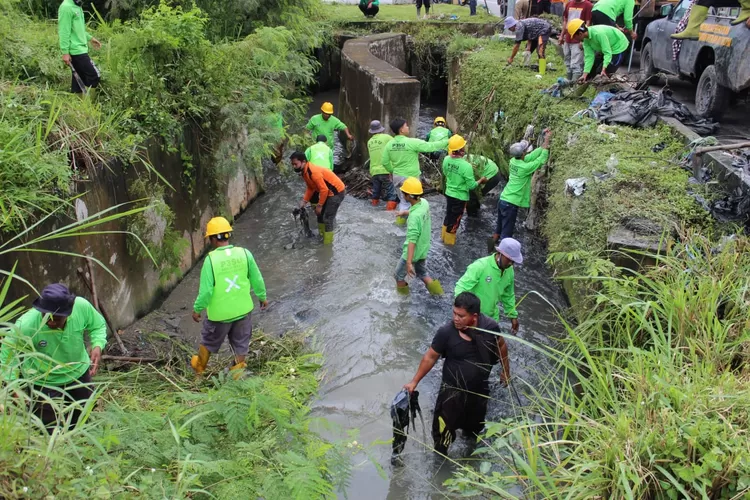 Pemko Medan gerakkan masyarakat  gotong royong atasi banjir di Kecamatan Medan Helvetia. (Realitasonline.id/Kominfo Medan) 