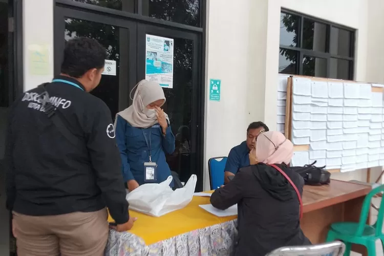 Kesehatan (BPJS) Kesehatan Kota Depok yang melakukan jemput bola untuk melayani warga Sukatani.