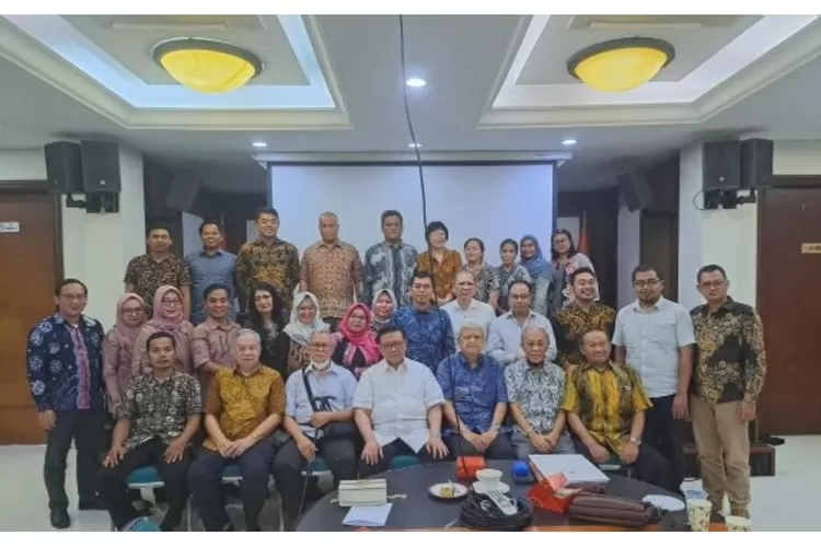 Audiensi bersama berbagai organisasi tenaga kesehatan, Dewan Kesehatan Rakyat dan Siti Fadilah Foundation bertemu Agung Laksono dari Dewan Pertimbangan Presiden (Wantimpres), Jumat (28/4) lalu. (tangkapan layar @bergelora.com)
