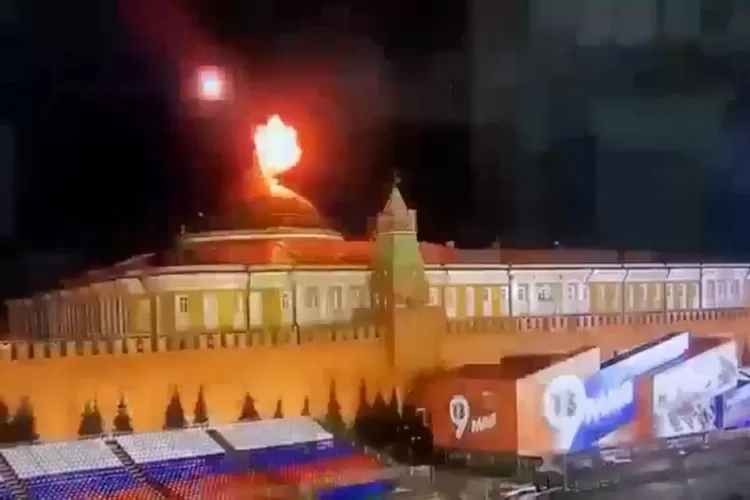 Kediaman Presiden Rusia Vladimir Putin diserang drone. Ini terjadi di Kremlin malam hari antara Selasa dan Rabu (3/5/2023) waktu setempat. 