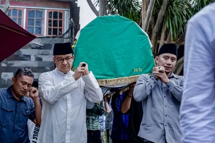 Bakal calon presiden dari Koalisi Perubahan untuk Persatuan Anies Rasjid Baswedan turut menggotong keranda jenazah almarhum H. Muhammad Taufik  - Foto: Tangkap Layar @aniesbaswedan