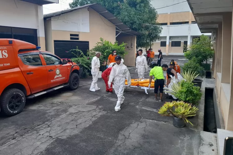 Relawan dan Tim Inafis Polrestabes Semarang melakukan evakuasi jenazah di SMP Perdana Semarang. (Ayosemarang.com/ Audrian Firhannusa)