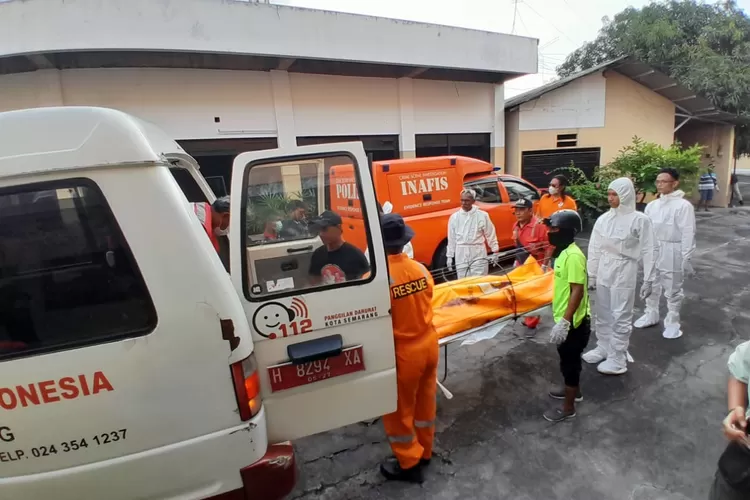 Petugas tim Inafis Polrestabes Semarang melakukan evakuasi bersama tim relawaan terhadap jenazah di SMP Perdana Semarang. (Ayosemarang.com/ Audrian Firhannusa)