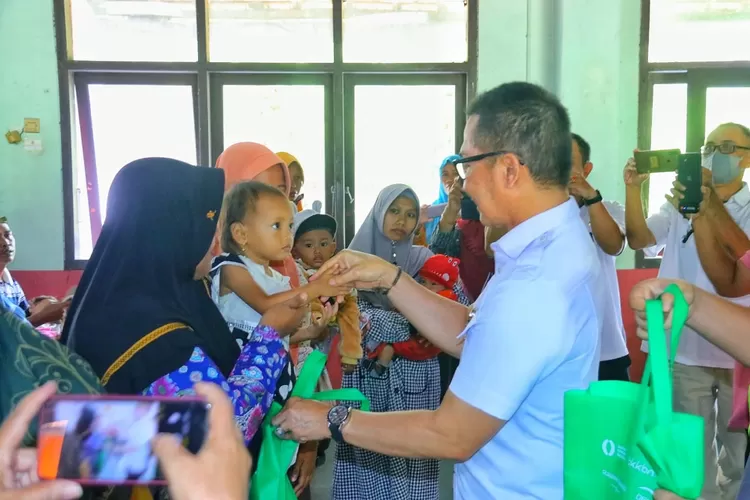 Bupati Kudus Hartopo menyerahkan secara simbolis bantuan makanan kelengkapan gizi untuk mencegah terjadinya stunting bagi sejumlah balita dan anak. (Foto: Diskominfo Kudus)