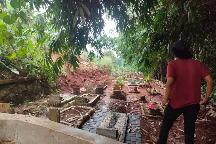 PERBAIKAN : lokasi tanah longsor di Taman pemakaman (TPU) Kalimulya 2 yang sedang menunggu perbaikan