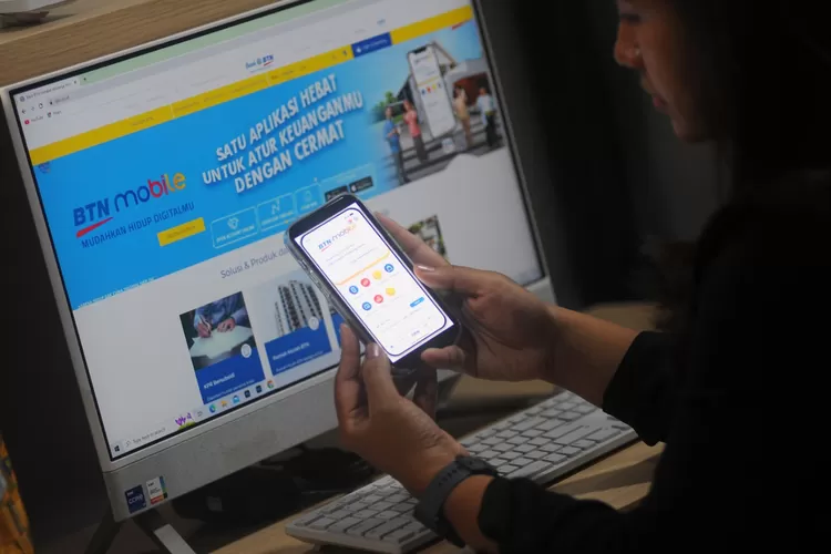 Seorang nasabah bertransaksi menggunakan aplikasi BTN Mobile di Jakarta, Jumat 5 Mei 2023.. (ayopontianak.com/dok. Bank BTN)